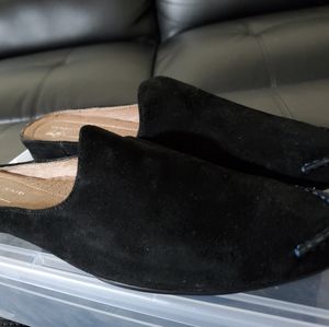 Donald J Pliner Leather Slip Ons. Size: 11M.